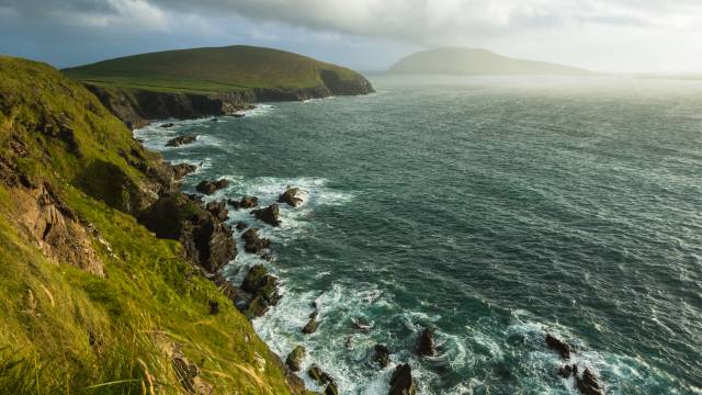 Wilde Atlantikküste Irlands mit Klippen und stürmischem Meer