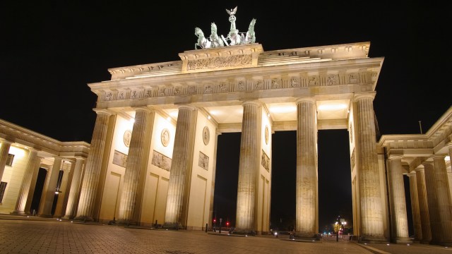 Das Brandenburger Tor in Berlin bei Nacht beleuchtet