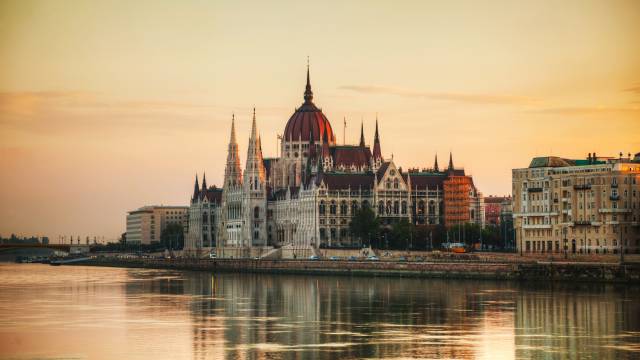 Majestätisches Gebäude an der Donau im Abendlicht
