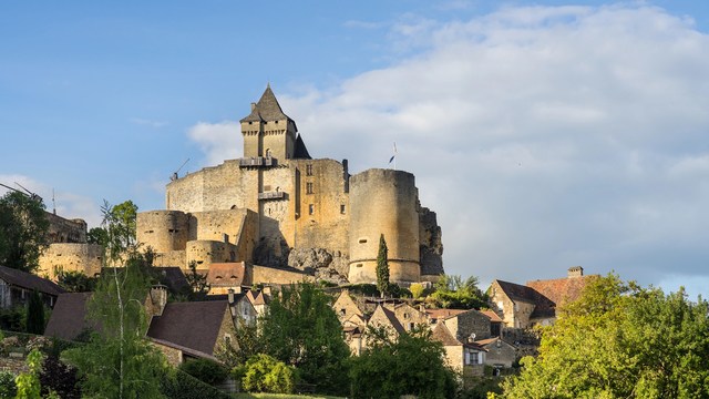 Mittelalterliche Burg Castelnaud im Périgord mit massiven Türmen und Blick auf das Dorf