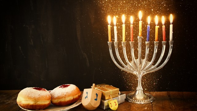 Chanukka, Donuts und hölzerne Dreidel