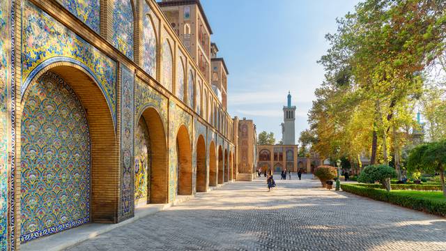 Verzierter Palast mit bunten Fliesen