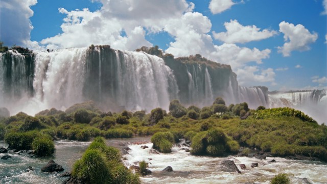 Mächtige Iguazú-Wasserfälle inmitten tropischer Vegetation an der Grenze zwischen Argentinien und Brasilien