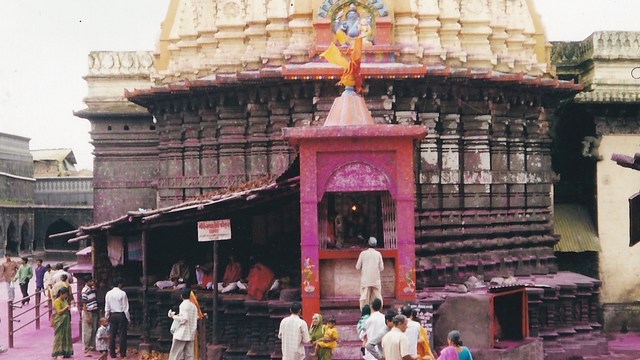 Bunter Jyotiba-Tempel in Indien mit Gläubigen vor dem Eingang