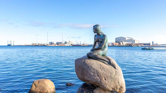 Statue der kleinen Meerjungfrau auf einem Felsen am Hafen in Kopenhagen