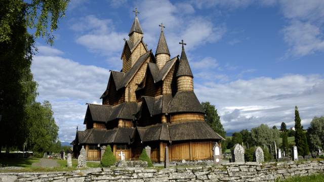 Die hölzerne Stabkirche Heddal in Norwegen mit vielen Türmen und Schindeldach