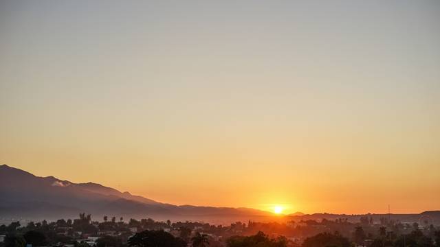 Sonnenaufgang über den Bergen und Palmen in Kuba