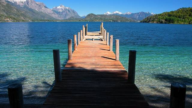 Holzsteg am Lago Moreno mit Blick auf den See und die Berge in Patagonien, Argentinien
