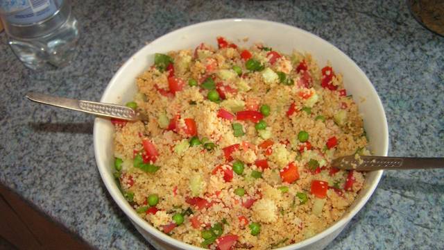 Schüssel mit Couscous-Salat und Gemüse