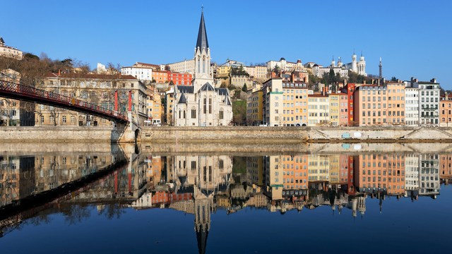 Stadtansicht von Lyon mit Kirche und Spiegelung im Fluss