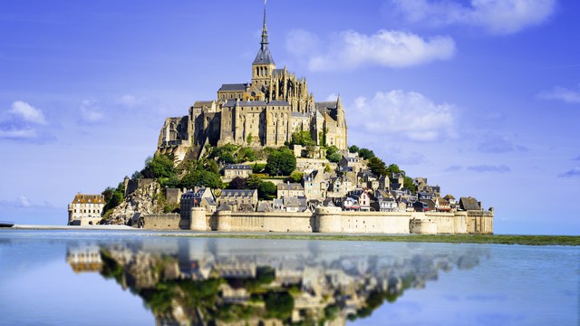 Mont-Saint-Michel mit Spiegelung im Wasser