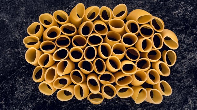 s_nudeln-auf-schwarzem-hintergrund Portugiesisch - Falsche Freunde im Portugiesischen – Spracheninstitut Universität Leipzig