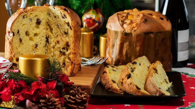 Italienischer Weihnachtskuchen mit Rosinen und kandierten Früchten, festlich angerichtet
