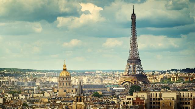Skyline von Paris mit Eiffelturm und goldener Kuppel der Invalides