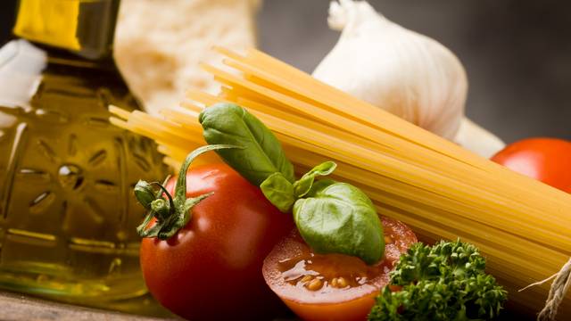 Italienische Zutaten mit Spaghetti, Tomate, Basilikum, Knoblauch und Olivenöl
