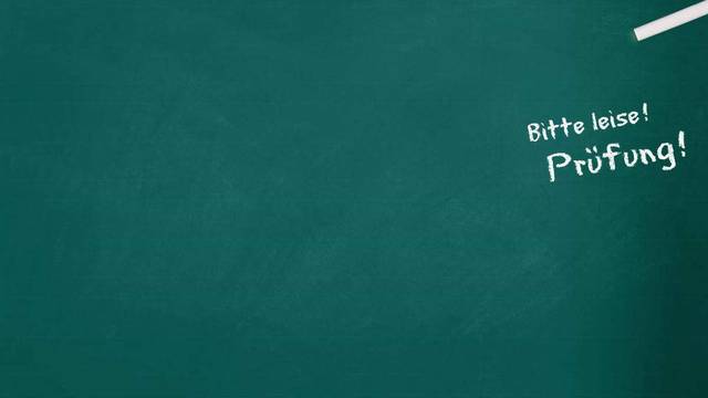 Grüne Tafel mit weißer Kreideschrift: Bitte leise! Prüfung!