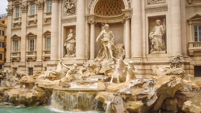 Eindrucksvoller Blick auf den barocken Trevi-Brunnen mit Statuen und Wasser