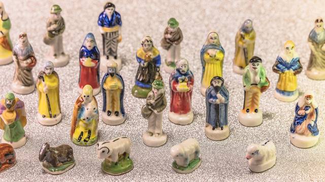Traditionelle bunte Santons-Figuren aus der Provence, dargestellt in einer Krippe