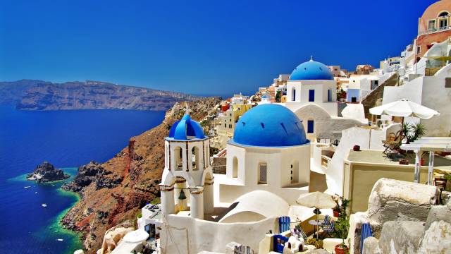 Santorin Weiß-blaue Häuser und Kuppeln auf Santorin mit Blick auf das Meer