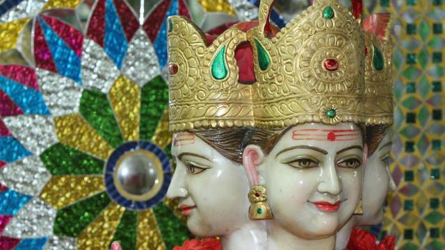 Gott Shiva Detail einer bunten Statue mit zwei Gesichtern, Darstellung der hinduistischen Gottheit Shiva