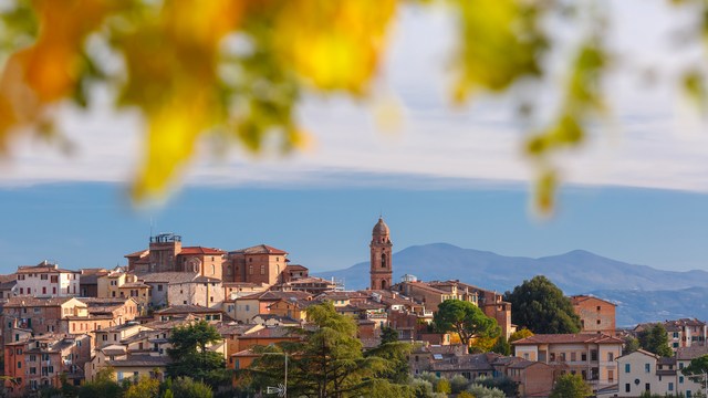 Blick auf die toskanische Stadt Siena mit ihrem markanten mittelalterlichen Turm