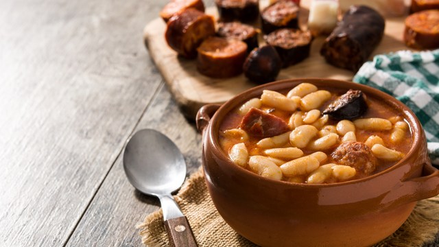 Spanisches Bohnengericht Fabada Asturiana mit Chorizo und Wurst