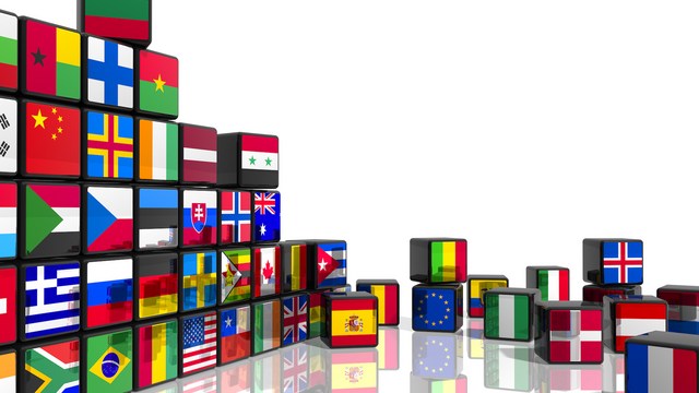 Bunte Würfel mit Länderflaggen, gestapelt wie Bauklötze