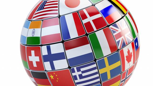 Weltkugel aus Länderflaggen als Symbol für Sprachenvielfalt