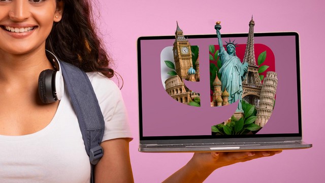 Frau hält Laptop mit Sprachsymbolen und Wahrzeichen wie Big Ben, Freiheitsstatue und Eiffelturm vor rosa Hintergrund.