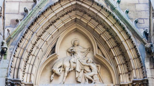 Relief von St. Martin an einer Kirche