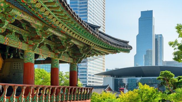 Traditioneller Tempel in Seoul vor moderner Skyline