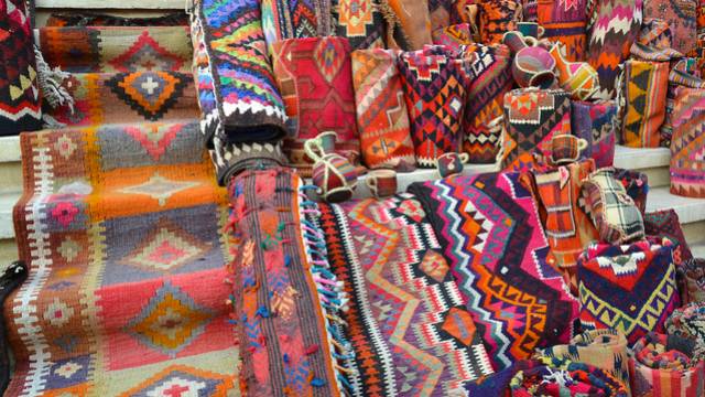 Bunte handgewebte Teppiche mit orientalischen Mustern auf einem Markt