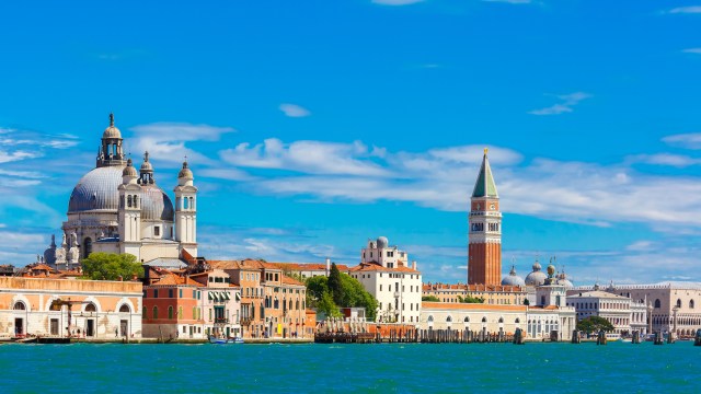 Blick auf die Lagune von Venedig mit Markusdom und Campanile