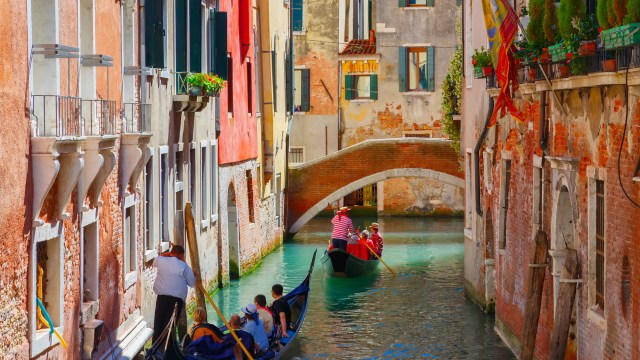 Bunte Häuser und Gondeln in einem venezianischen Kanal