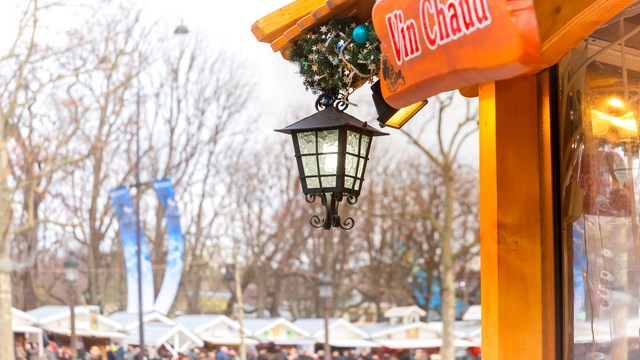 Weihnachtsmarkt in Paris mit Vin-Chaud-Stand