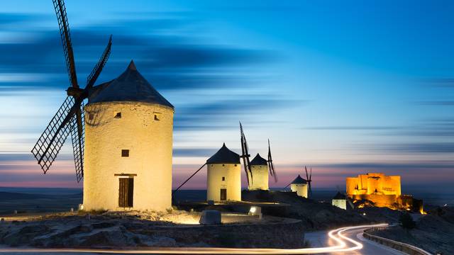 Historische Windmühlen bei Dämmerung, bekannt aus der Don-Quijote-Geschichte