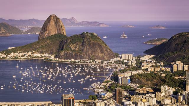 Panorama von Rio de Janeiro mit dem Zuckerhut, zahlreichen Booten im Hafen und der Stadt im Vordergrund