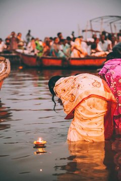 Rituelles Bad in Varanasi
