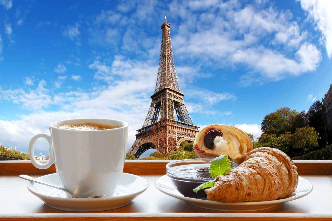Frühstück mit Croissant und Kaffee vor dem Eiffelturm