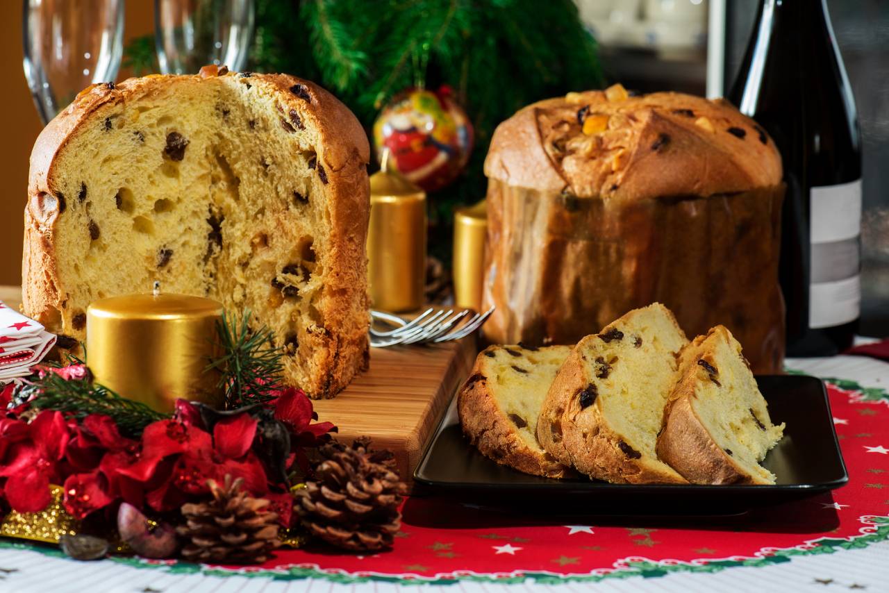 Italienischer Weihnachtskuchen Panettone mit Rosinen und kandierten Früchten
