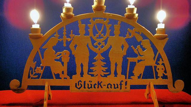 s_fld15_800px-erzgebirgischer_schwibbogen_001 News & Aktuelles - Fröhliche Weihnachten - Spracheninstitut Universität Leipzig