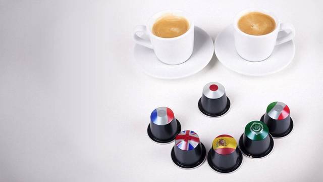 Espressotassen mit Kaffeekapseln in Länderflaggen-Design