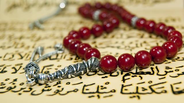 Rote Gebetskette mit silbernem Abschluss auf arabischer Schrift