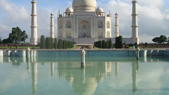 Der Taj Mahal in Indien mit Spiegelung im Wasserbecken