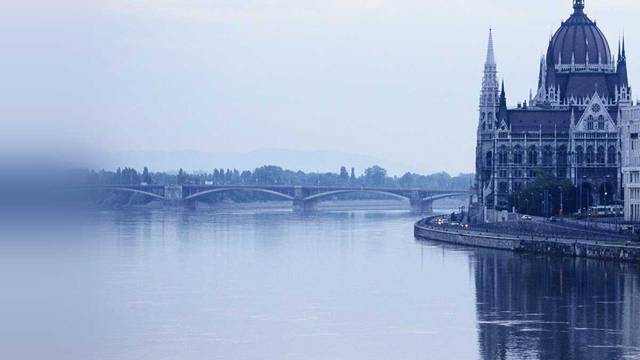 Blick auf das ungarische Parlament und die Donau in Budapest